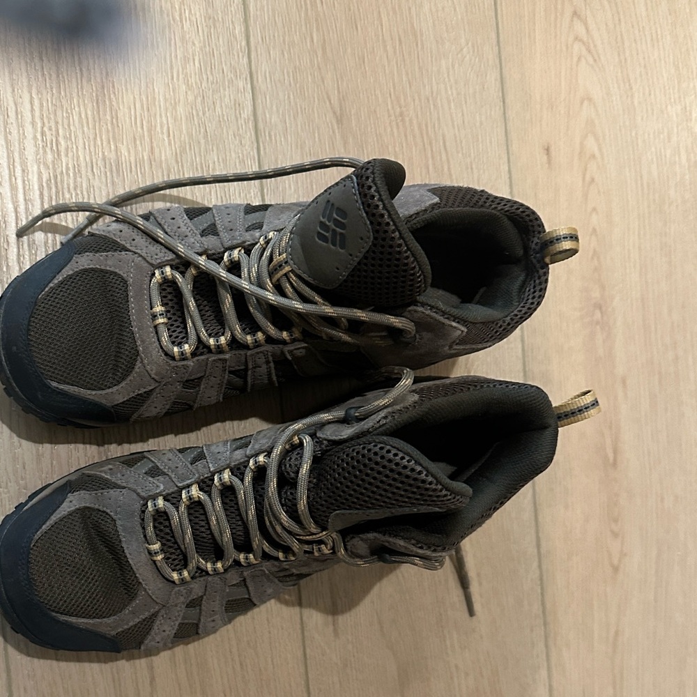 Columbia Men's Gray and Black Athletic Shoes